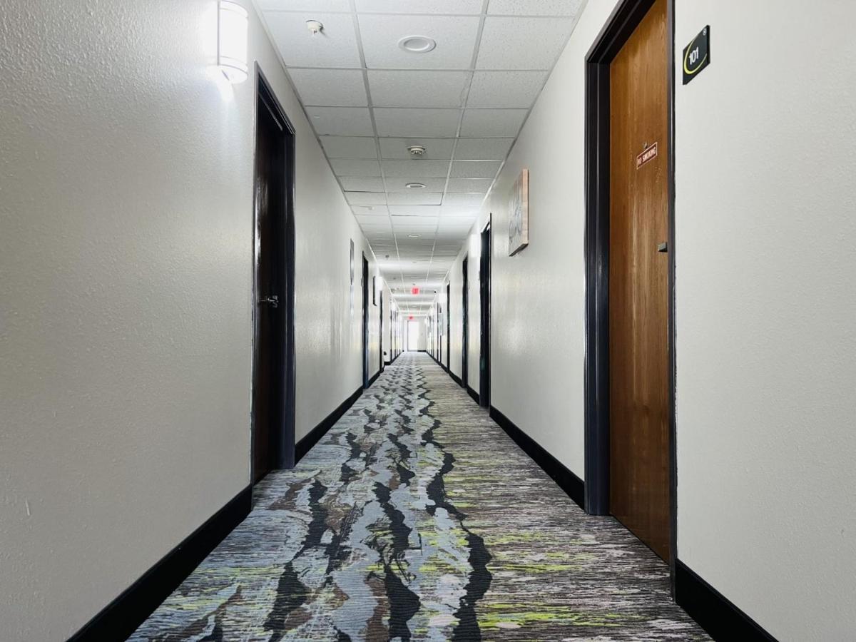 Hotel Super 8 By Wyndham Pratt