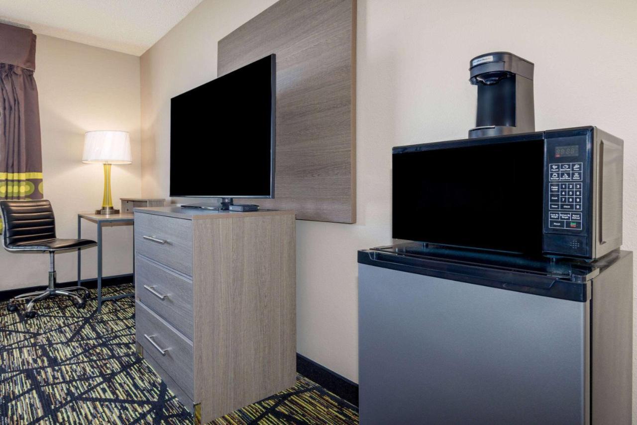 Super 8 By Wyndham Hotel Pratt