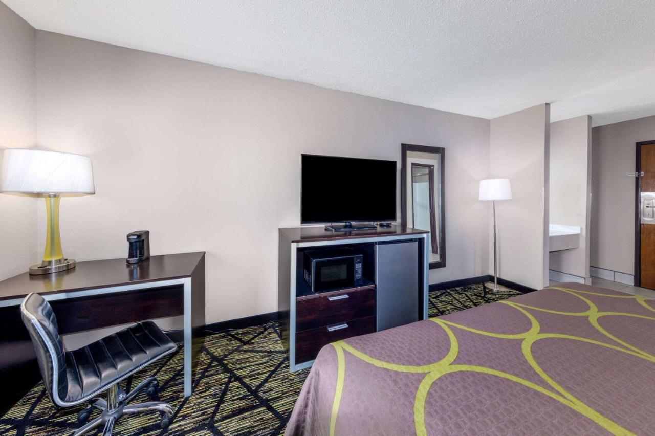 Super 8 By Wyndham Hotel